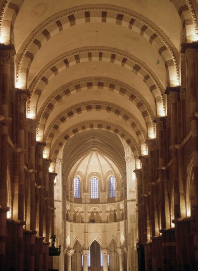 Interiér katedrály Vezelay od Romanesque