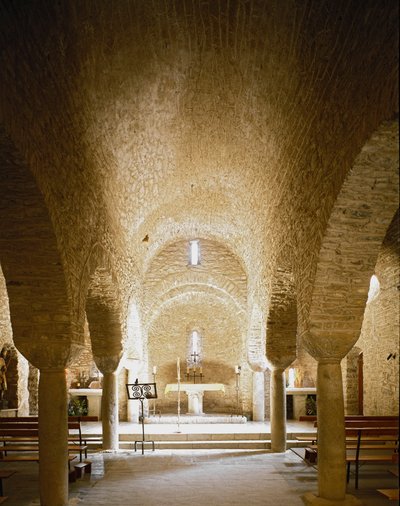Vnitřní pohled na opatství od Romanesque