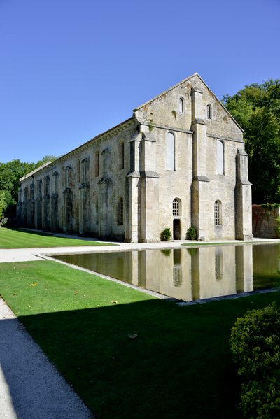 Románská architektura: vnější pohled na kovárnu cisterciáckého opatství Fontenay, Burgundsko, konec 12. století (Opatství Fontenay, Burgundsko, Francie: kovárna, konec 12. století) od Romanesque