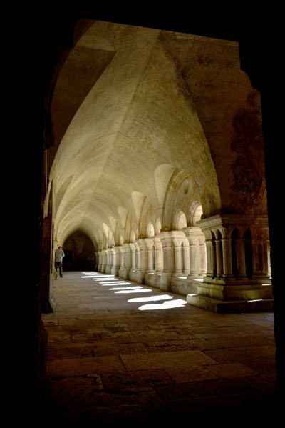Románská architektura: galerie ambitu cisterciáckého opatství Fontenay, Burgundsko od Romanesque