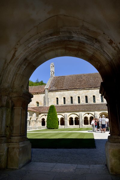Románská architektura: pohled na ambitu a budovy cisterciáckého opatství Fontenay, Burgundsko od Romanesque