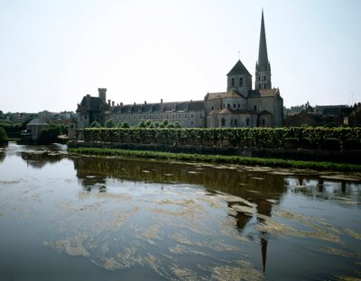 Románské umění: pohled na opatství Saint-Savin-sur-Gartempe (Saint Savin sur Gartempe), založené v 11. století. Saint Savin, Vídeň od Romanesque