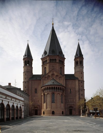 Románské umění: pohled na katedrálu svatého Martina, postavenou mezi 10. a 12. stoletím. Mainz, Německo od Romanesque