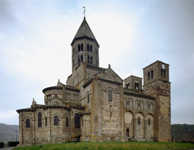 Románské umění: pohled na kostel Saint-Nectaire (12. století). od Romanesque