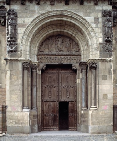 Jižní portál baziliky od Romanesque