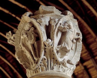 Tóny gregoriánského chorálu: třetí (umučení a vzkříšení Krista) a Tintinrection of Christ (vpravo), Hlavní město sboru (socha) od Romanesque