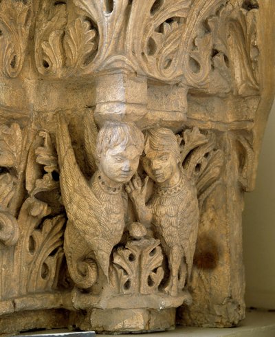 Nahoře zdobí sirény a ptáci po vzoru kostela Saint Loup de Naud (Seine a Marne) 1170. Paříž, Museum of Monuments english od Romanesque