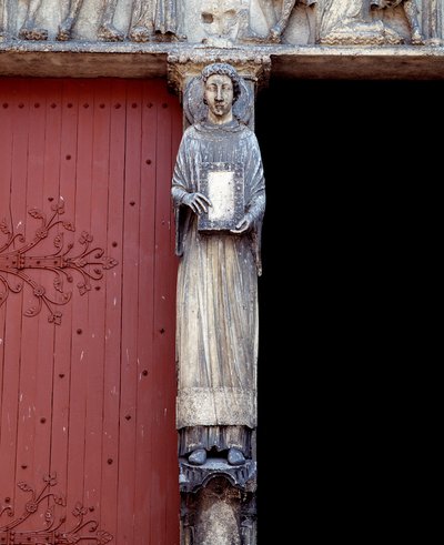 Pohled na sochu na středním pilíři centrálního portálu (1140-1200) od Romanesque