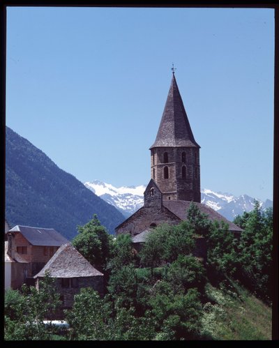Pohled na románský kostel od Romanesque