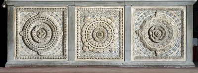 Pohled na oltář tvoří mramorové podnosy Markéty od Romanesque