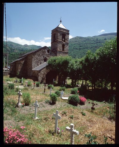 Pohled na kostel a hřbitov (fotografie) od Romanesque
