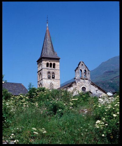 Pohled na kostel Panny Marie, Arties (fotografie) od Romanesque