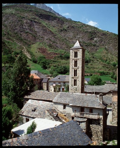 Pohled na kostel se zvonicí od Romanesque