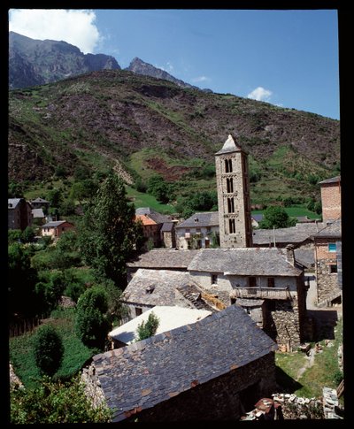 Pohled na kostel se zvonicí od Romanesque
