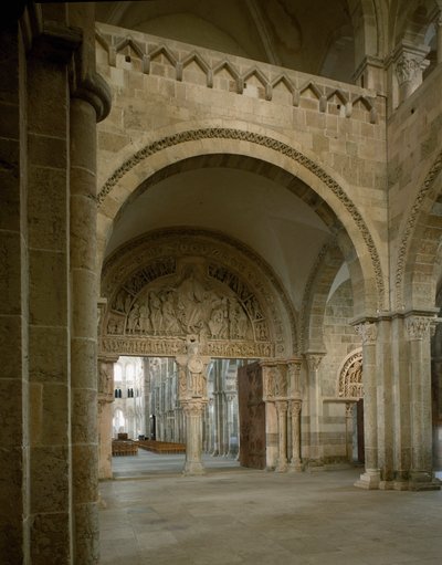 Pohled na nartex a centrální ušní bubínek představující poslání apotrů. Bazilika Santa Maria Magdalene (Sainte Marie Madeleine (1096-1106), Vezelay, Yonne od Romanesque
