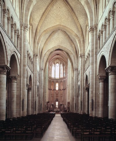 Pohled do hlavní lodi od Romanesque