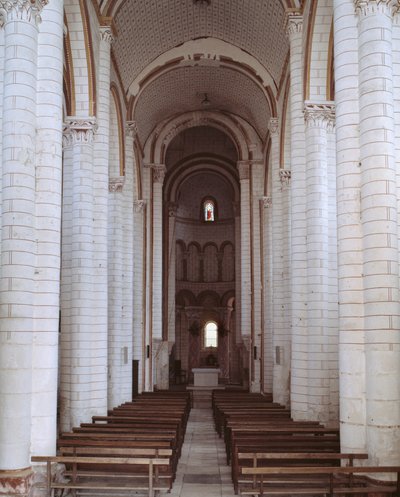 Pohled do hlavní lodi od Romanesque
