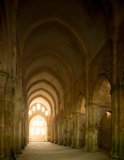 Pohled na loď kostela cisterciáckého opatství založeného ve 12. století. od Romanesque