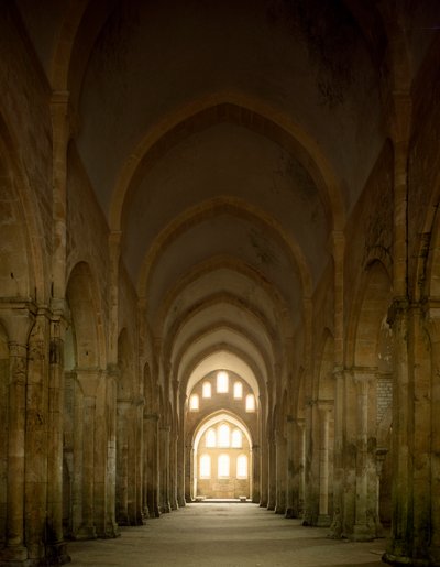 Pohled na loď kostela cisterciáckého opatství založeného ve 12. století. od Romanesque