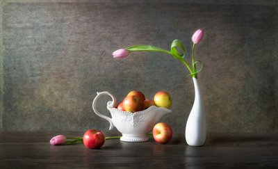Elegantní jablka a tulipány od Rong Wei