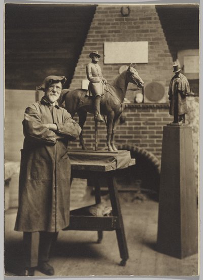 Ve studiu, Cyrus Dallin (čb fotografie) od Ross W. Baker