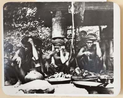Ifugao kněží během náboženského obřadu, 1910 (černobílá fotografie) od Roy Barton