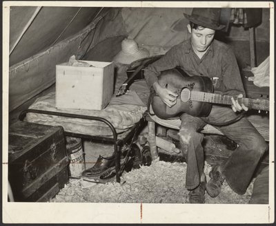 Bílý migrující sběrač jahod na posteli ve stanu poblíž Hammondu, Louisiana od Russell Lee
