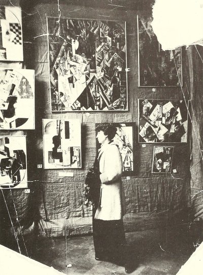 Alexandra Eksterová před obrazy Udalcovové na výstavě The Store, Moskva od Russian Photographer