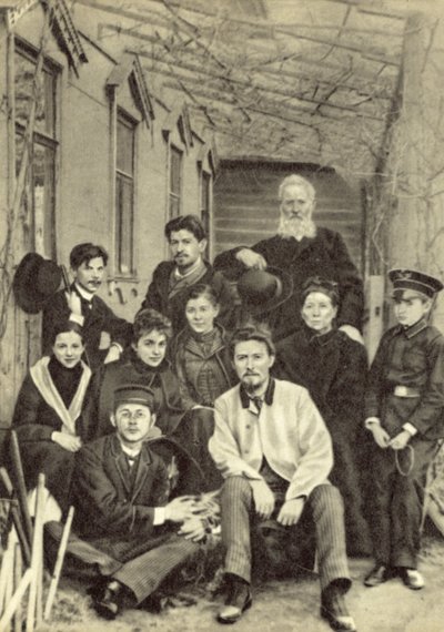 Anton Čechov s příbuznými a přáteli na dvoře svého domu na ulici Sadovaya-Kudrinskaya, Moskva, jaro 1890 (černobílá fotografie) od Russian Photographer