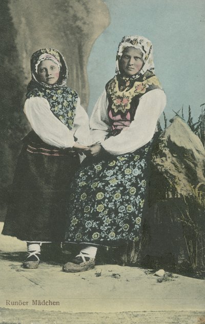 Dívky v lotyšském tradičním kroji od Russian Photographer
