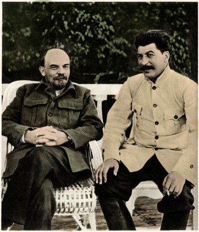 Lenin (Vladimir Iljič Uljanov a Josif Stalin (Josif Vissarionovič Džugašvili) Gorkij, srpen 1922 (foto) od Russian Photographer