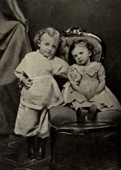 Lenin ve věku čtyř let a jeho sestra Olga, Simbirsk od Russian Photographer
