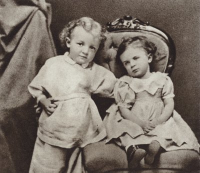 Lenin ve věku čtyř let a jeho sestra Olga, Simbirsk, 1874 od Russian Photographer