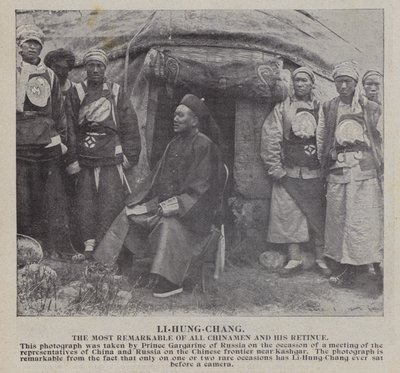 Li-Hung-Chang, nejpozoruhodnější ze všech Číňanů a jeho družiny (černobílá fotografie) od Russian Photographer