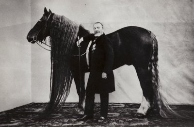 Ruský cirkusák Akim Nikitin s koněm od Russian Photographer