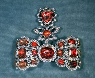 Brož s mašlí s briliantovými broušenými diamanty a spinely, od Pfisterer, 1764 (zlato, stříbro, diamanty a spinely) od Russian School