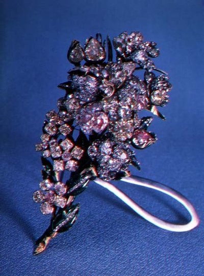 Brož v podobě kytice květin s briliantovými broušenými diamanty a smaltovaným zdobením, cca 1750 (zlato, stříbro, diamanty a email) od Russian School