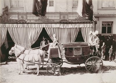 Kočár přijíždějící na svatbu cara Mikuláše II. (1868-1918) s princeznou Alexandrou Hesenskou (1872-1918), kolem roku 1896 od Russian School