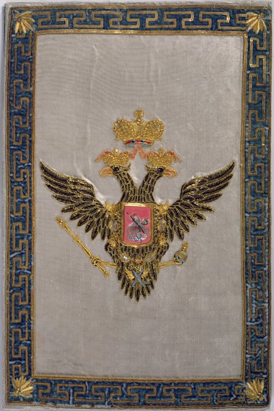 Erb ze zadní strany obálky The Russian Imperial Family, 1798 (vyšívané hedvábí) od Russian School