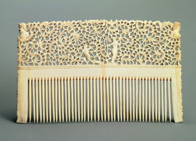 Okrasný hřeben se zuby na jedné straně, z Kholmogory, polovina 18. století (mroží slonovina) od Russian School
