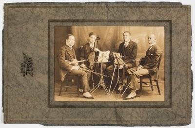 Fotografie Halla Johnsona a černého smyčcového kvartetu, ca. 1923. od S. Tarr