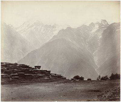 Pohled na Chini s Himalájemi v pozadí Panoramatický výhled na Chini (původní název) od Samuel Bourne (attributed to)