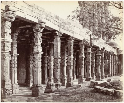 Kolonáda se setkala s ornamenten aan de basis van de Qutb Minar v Dillí Kolonáda Hindoo Pillars, v Kútub, East Side (původní název na objektu) od Samuel Bourne (signed by artist)