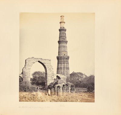 Dillí; Kutub Minar s Velkým obloukem od západu od Samuel Bourne