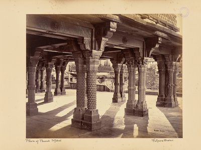 Fatehpur Sikri; vyřezávané sloupy v Panch Mahalu od Samuel Bourne
