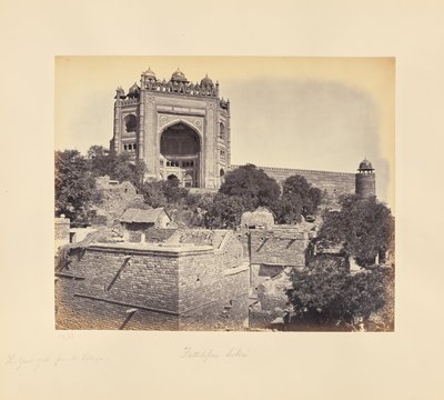 Fatehpur Sikri; Velká brána, z vesnice od Samuel Bourne