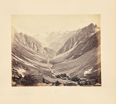Údolí a zasněžené vrcholy, pohled z průsmyku Hampta, strana Spiti od Samuel Bourne