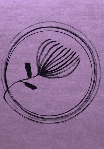 Minimalistický fialový květinový kruh od Santhosh ch