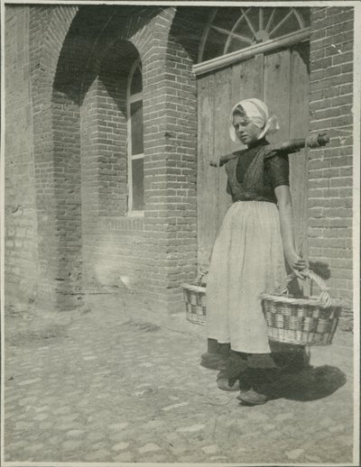 Žena se dvěma košíky, Fotografie z cest po Evropě a severní Africe od Sarah Van Doren Shaw