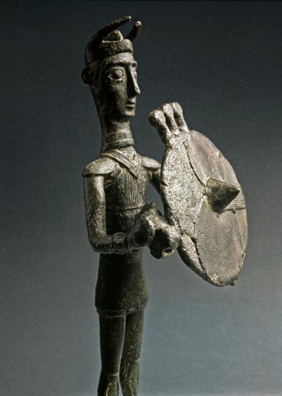 Nuragická kultura (nuraghi) Sardinská: bronzová soška válečníka se štítem. 8.-7. století před naším letopočtem. Národní muzeum prehistorické etnografie 